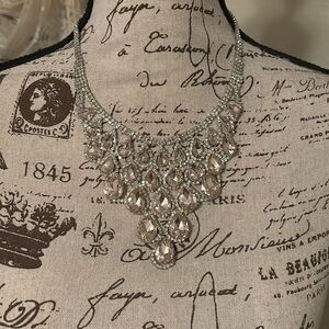 💕Statement necklace NWT